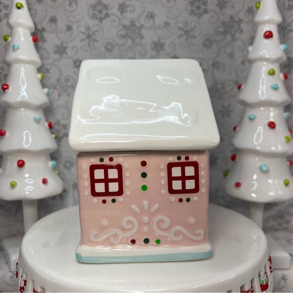 Sand And Fog Pastel Pink Gingerbread Home Ceramic Home Crushed Candy Cane Candle - Picture 4 of 12